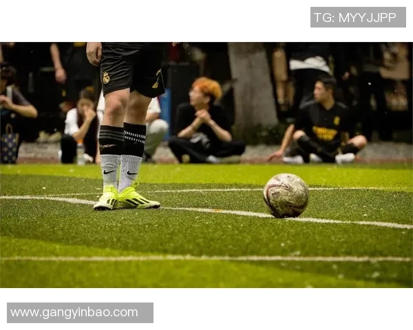 在绿茵场上亲吻草地的足球明星们的奋斗与荣耀